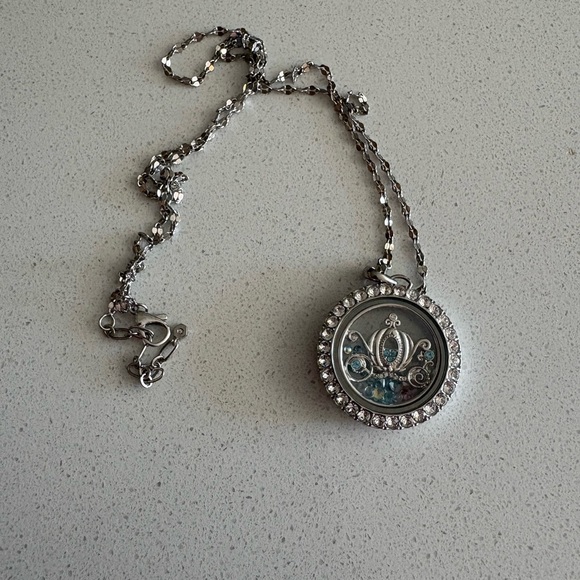 Origami Owl Silver Cinderella locket - Picture 1 of 4
